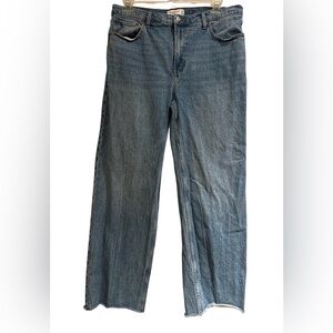Trendy light wash '90s relaxed jean from Abercrombie & Fitch.